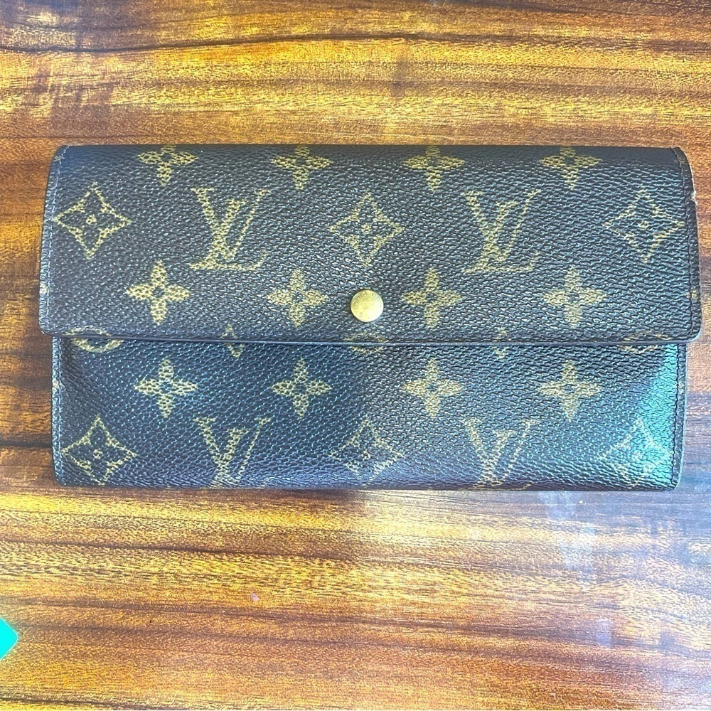 Louis Vuitton Vintage Sarah Monogram Wallet with COA and unbranded dust bag.